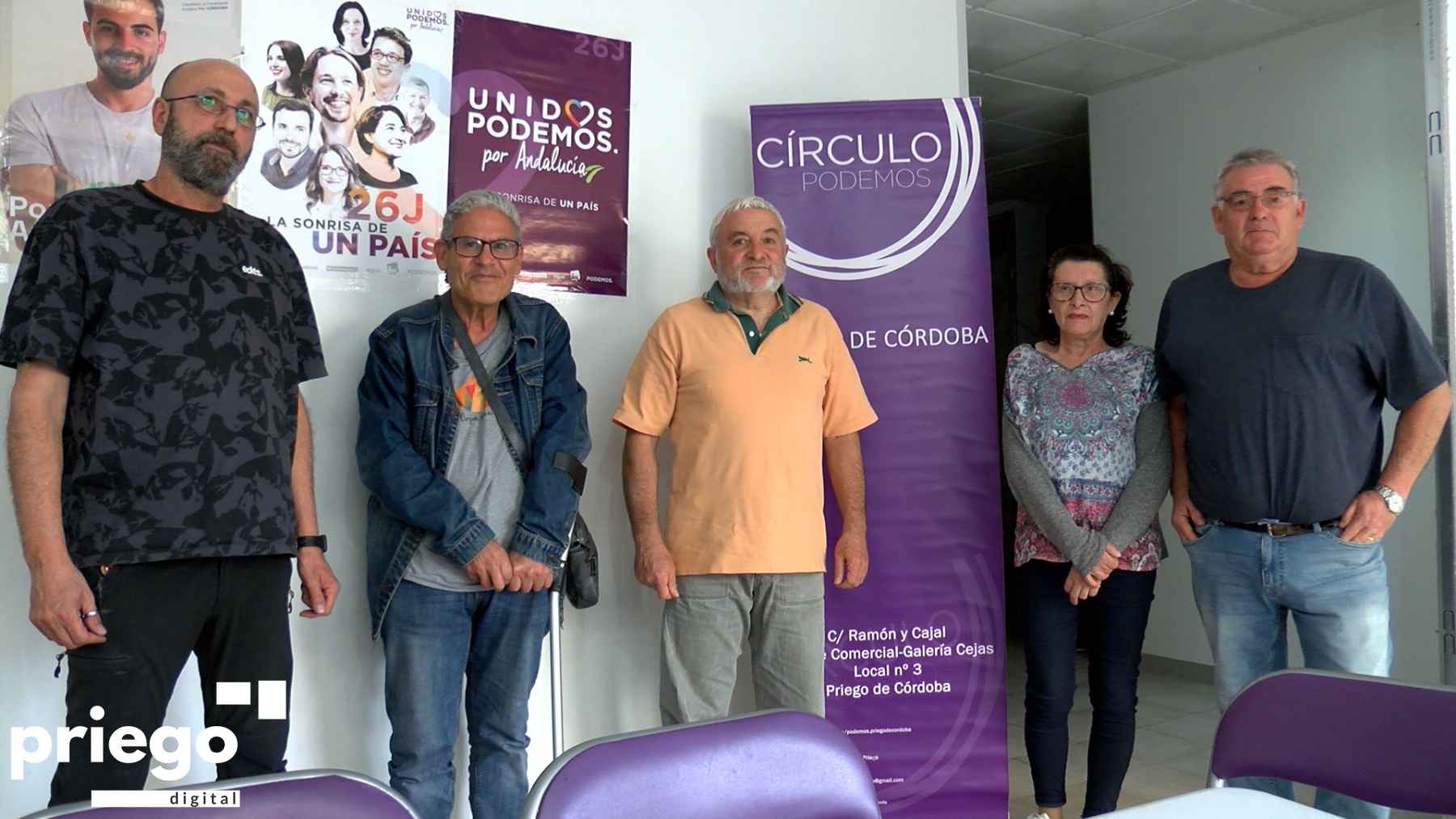 Castillo con integrantes de Podemos Priego.
