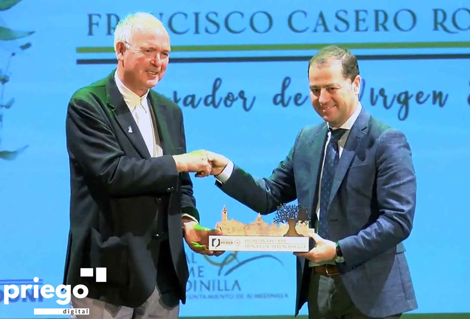 Francisco Casero recibe de Rafael Muela el Premio Picudo-2022.