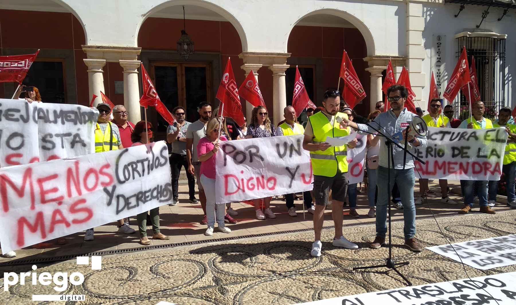 Manifestantes concentrados frente al ayuntamiento de Priego.