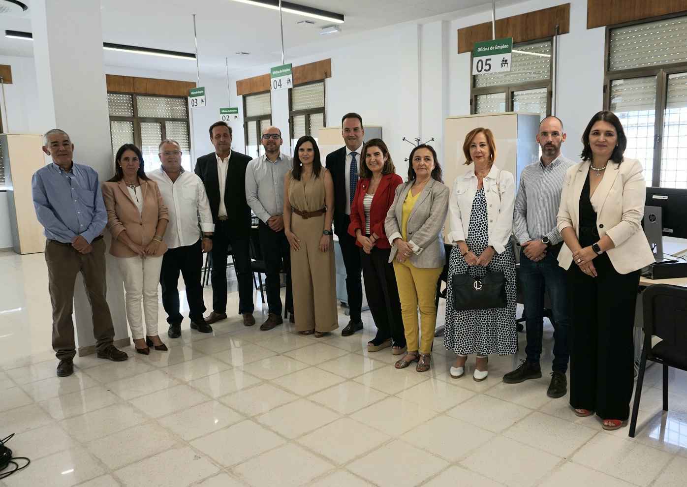 Blanco, en el centro, junto al resto de autoridades que han visitado la oficina de empleo de Priego.