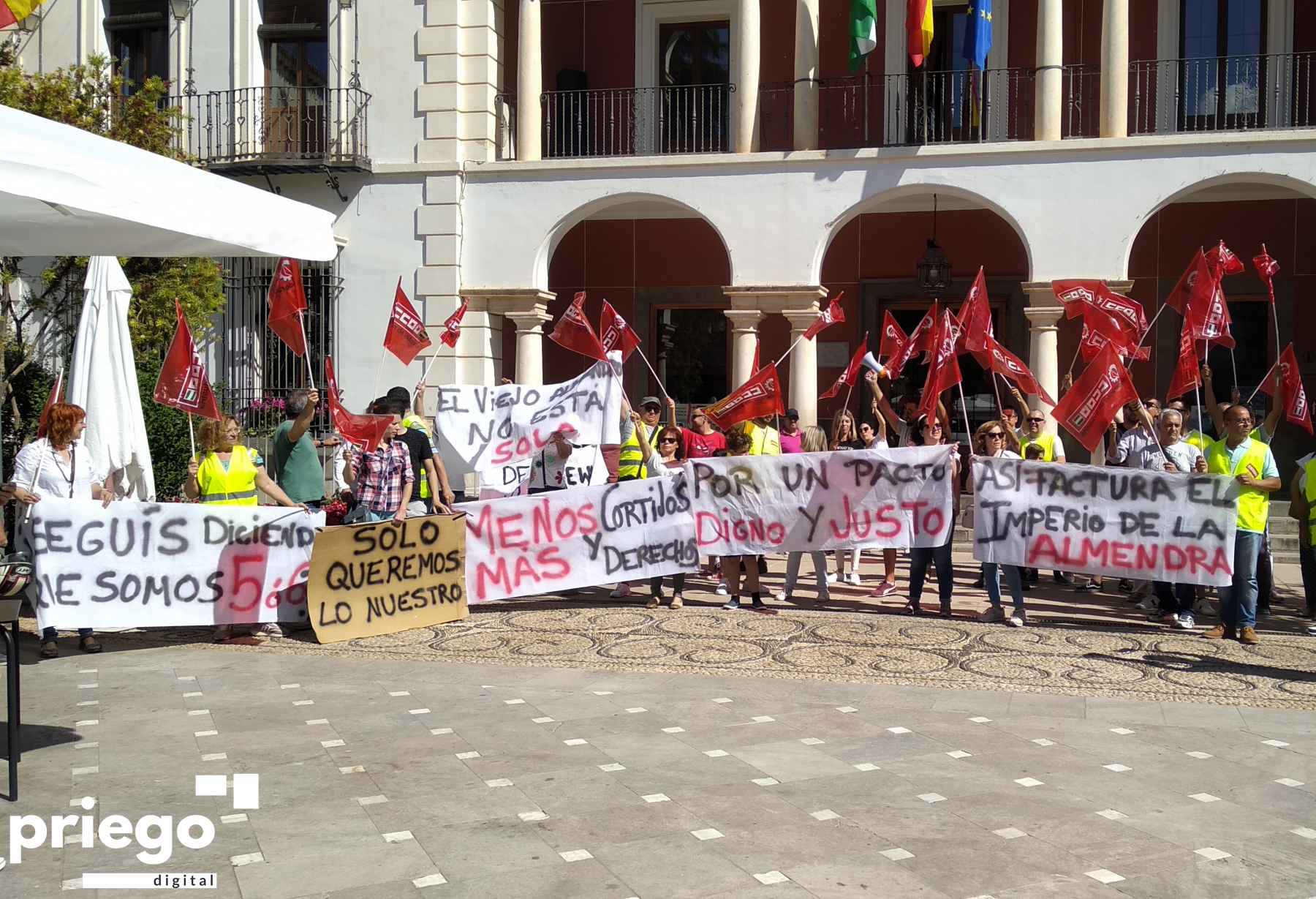 Representantes de las plantillas concentrados el pasado domingo frente al ayuntamiento de Priego.