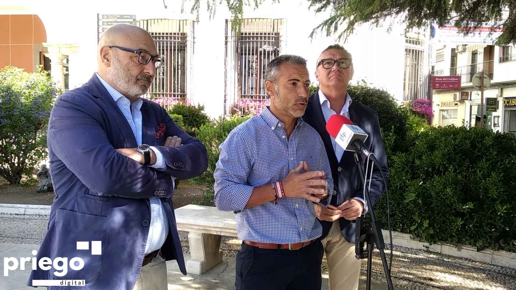 Hernández, Martínez y Gavira, ayer en Priego atendiendo a los medios.