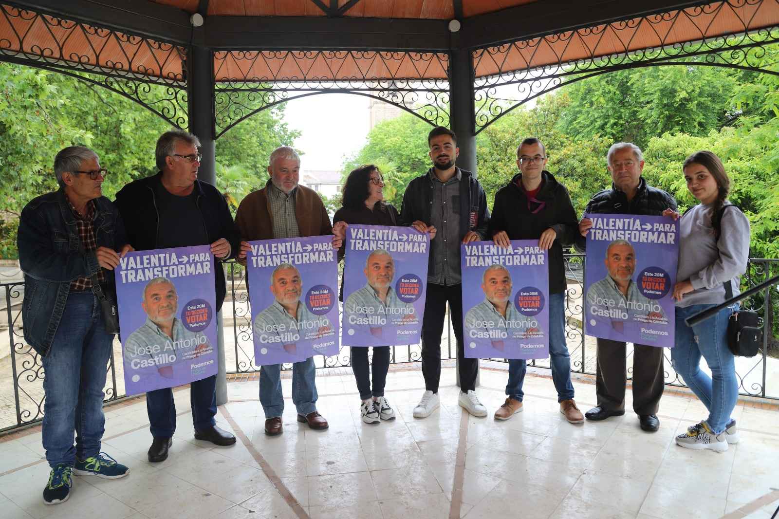 Gómez Jurado, con miembros de la candidatura de Podemos Priego, ayer martes.