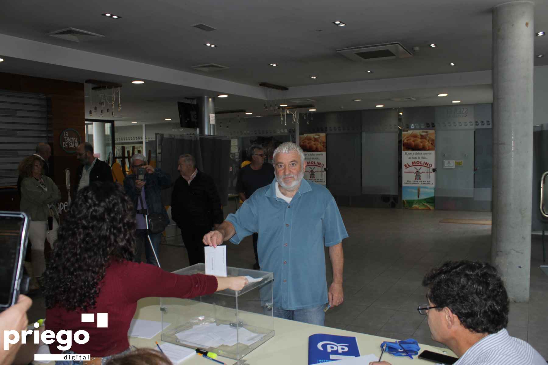 José Antonio Castillo (Podemos Priego), votando en el Mercado de Abastos.