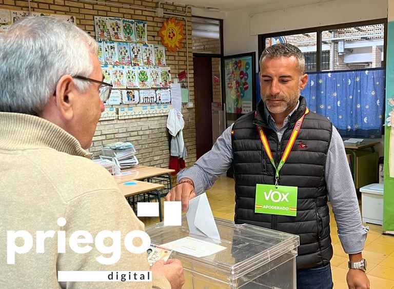 Santiago Martínez (VOX), votando en Camacho Melendo.