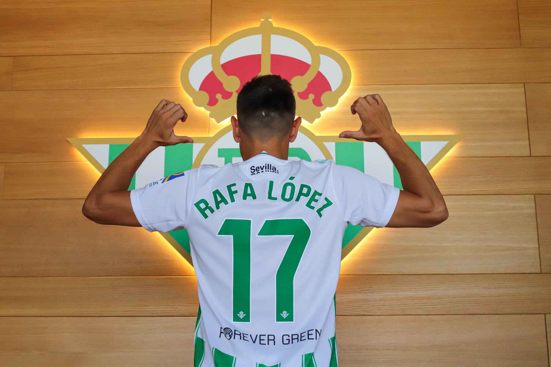 Rafa López con el dorsal que lucirá en su nuevo equipo.