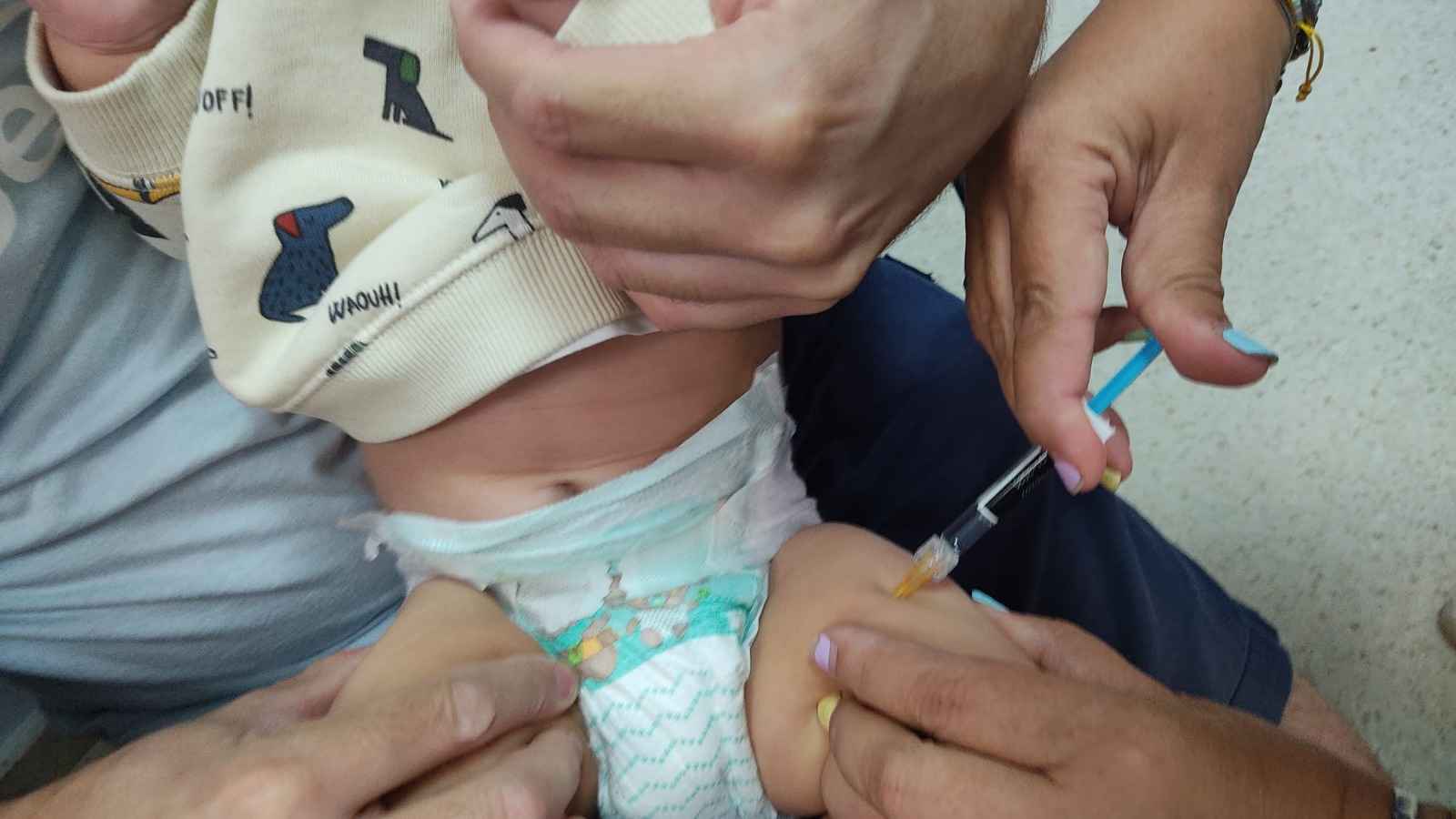 Uno de los bebés a los que se le ha inyectado la vacuna.