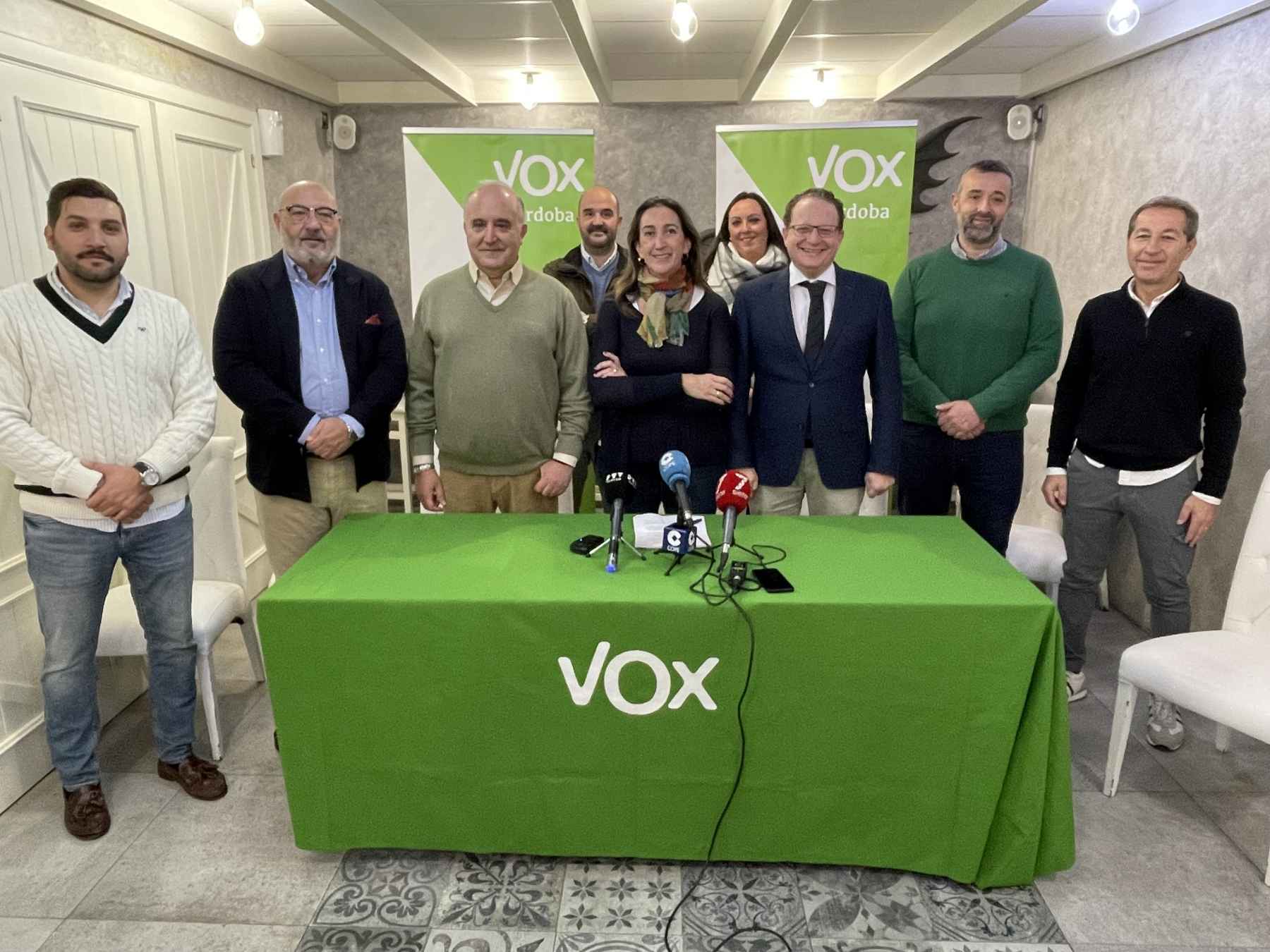 Badanelli con miembros de la ejecutiva provincial de VOX.