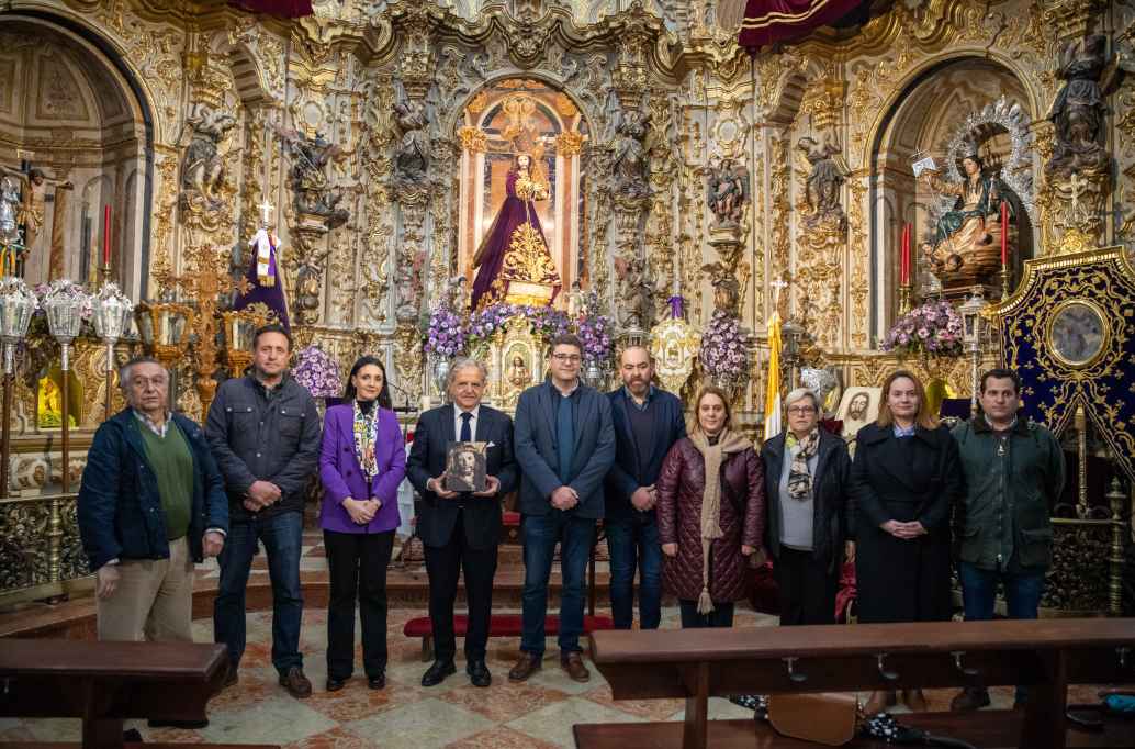 Fuentes, en el centro, ayer durante su visita a la capilla de Ntro. Padre Jesús Nazareno.
