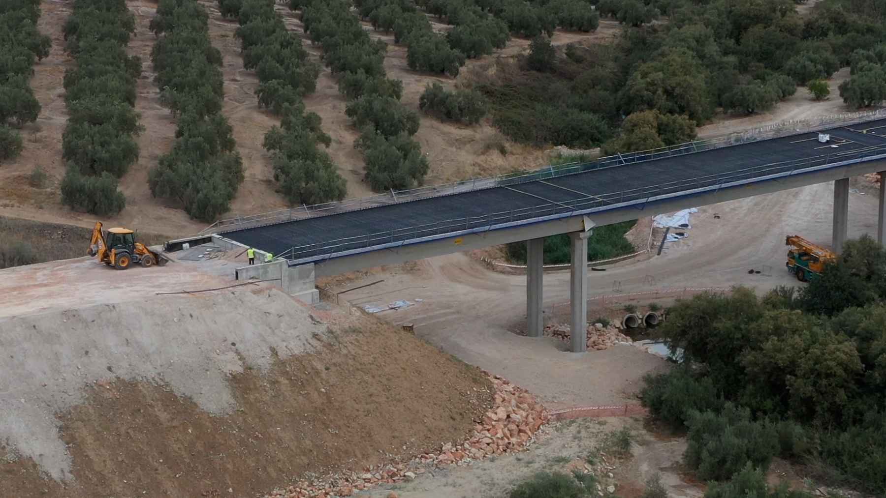 Trabajos de construcción del viaducto sobre el río Salado.