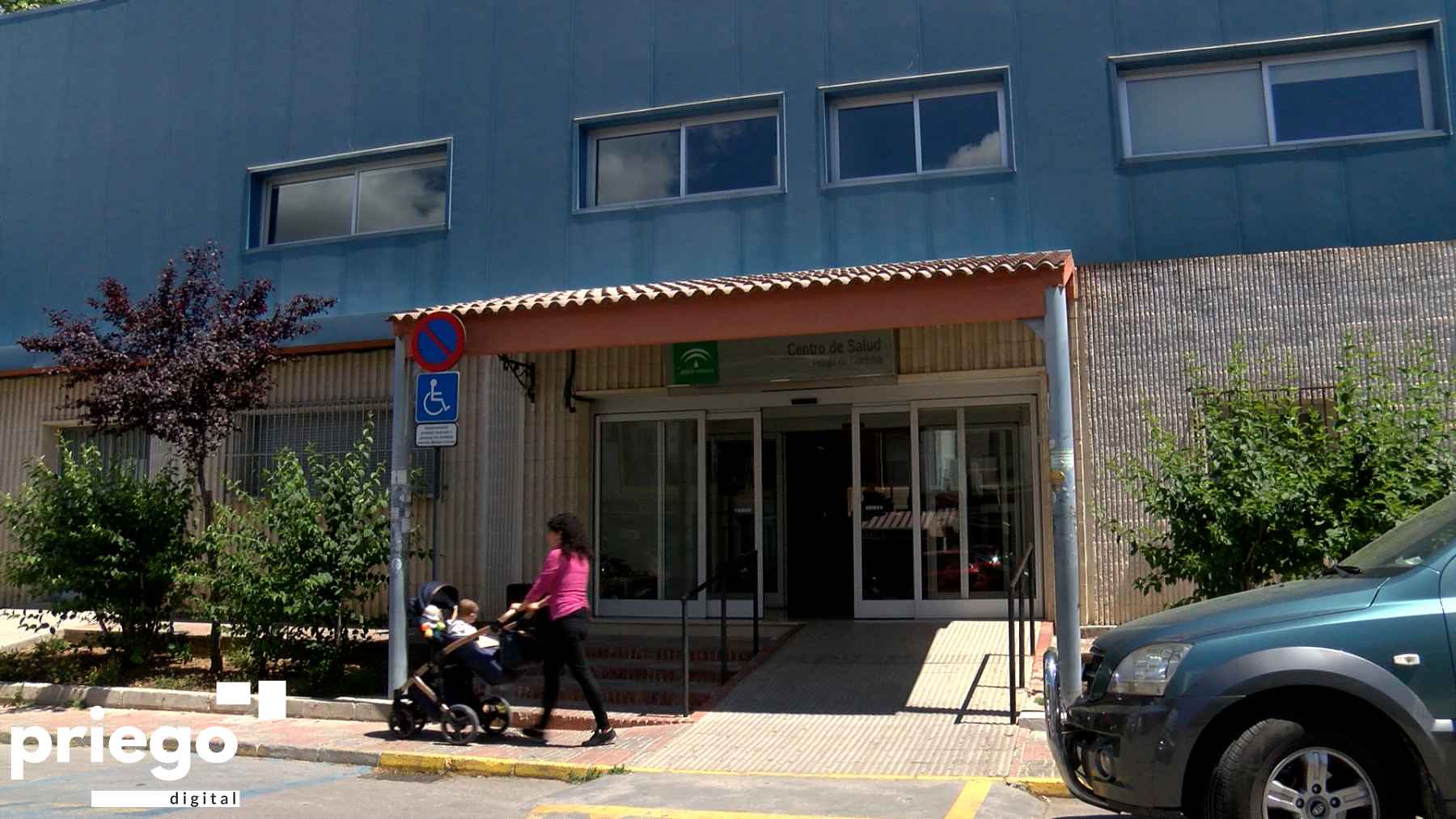 Entrada principal al Centro de Salud de Priego.