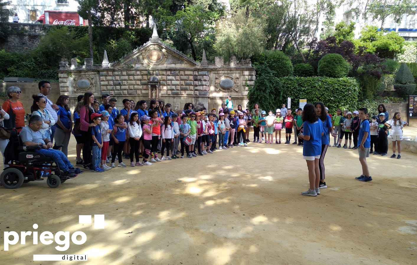 Participantes en la actividad en la Fuente del Rey, donde daba comienzo la visita teatralizada.