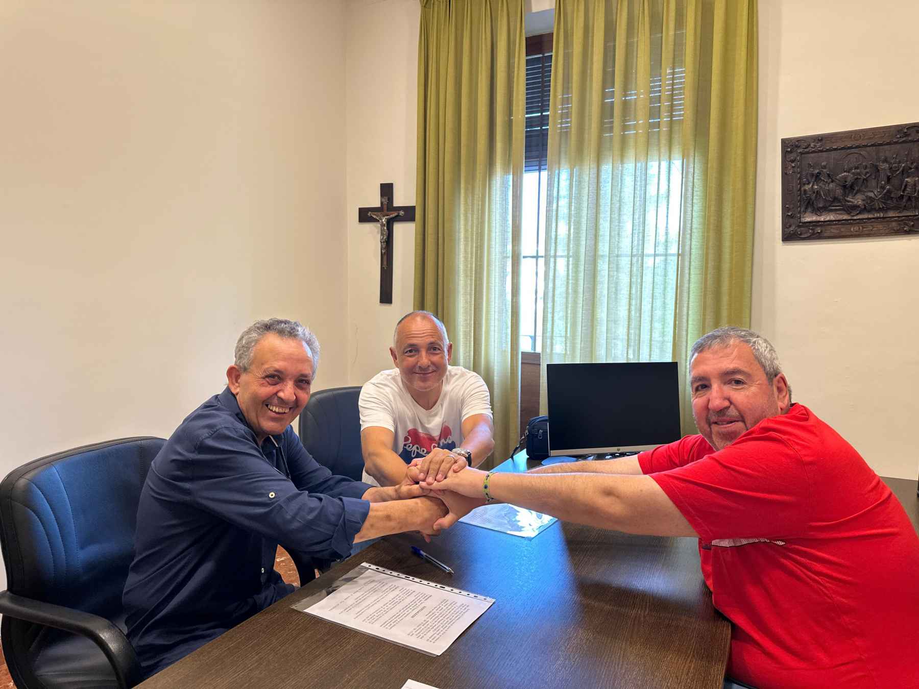 Malagón, Ropero y Navas tras la firma del acuerdo.