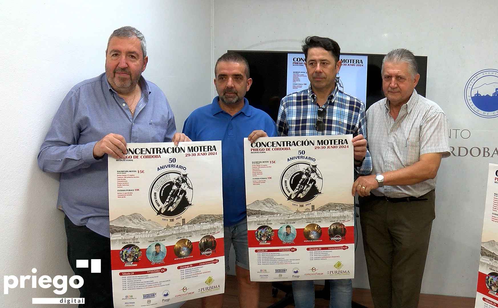 Antonio Navas, Valentín Márquez, David Pérez y José Gómez con el cartel anunciador.