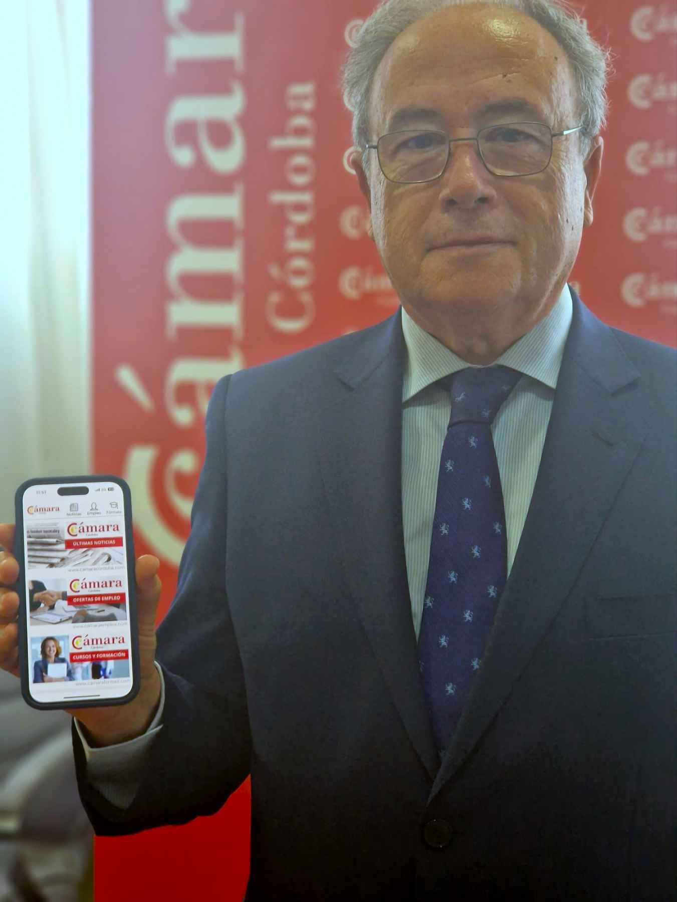 Antonio Díaz mostrando la nueva app.