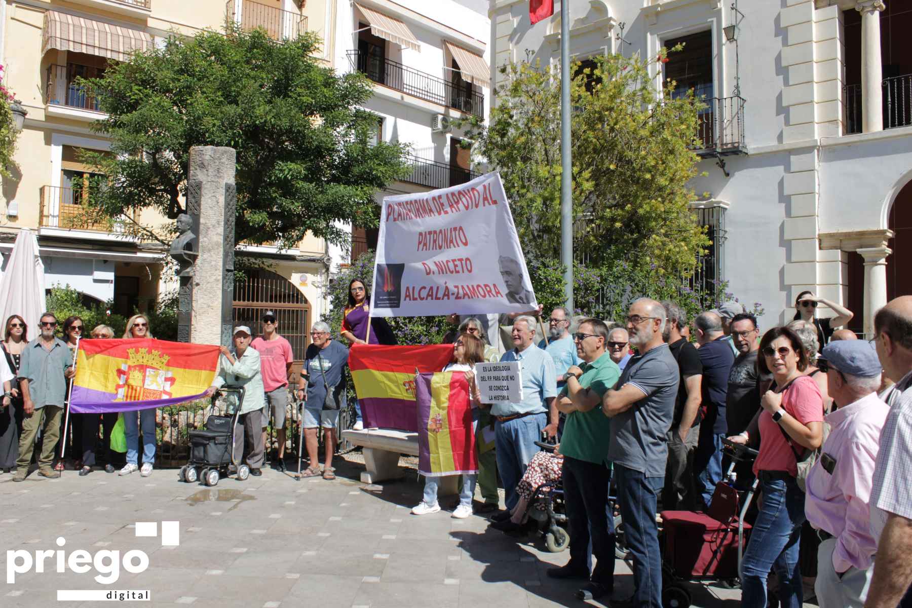 Participantes en la concentración junto al busto de Alcalá-Zamora en la plaza de la Constitución.