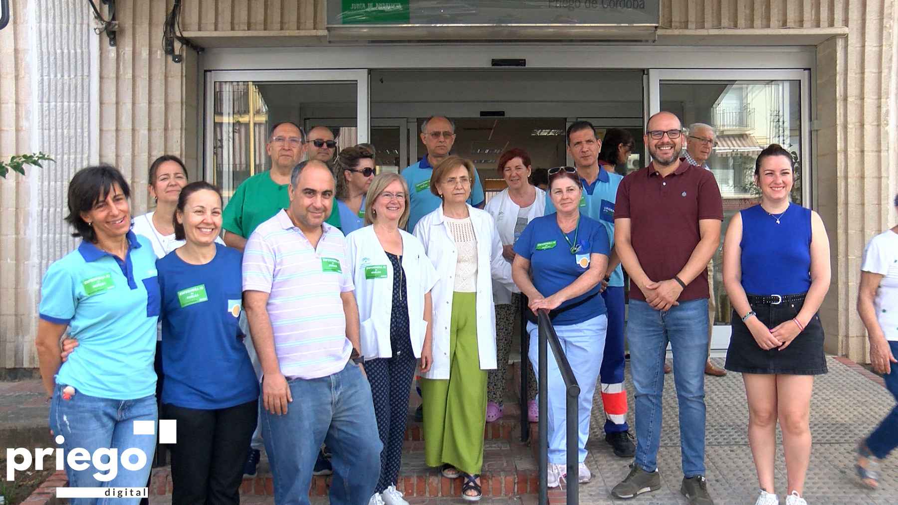 Participantes en la concentración celebrada esta mañana en las puertas del Centro de Salud de Priego.