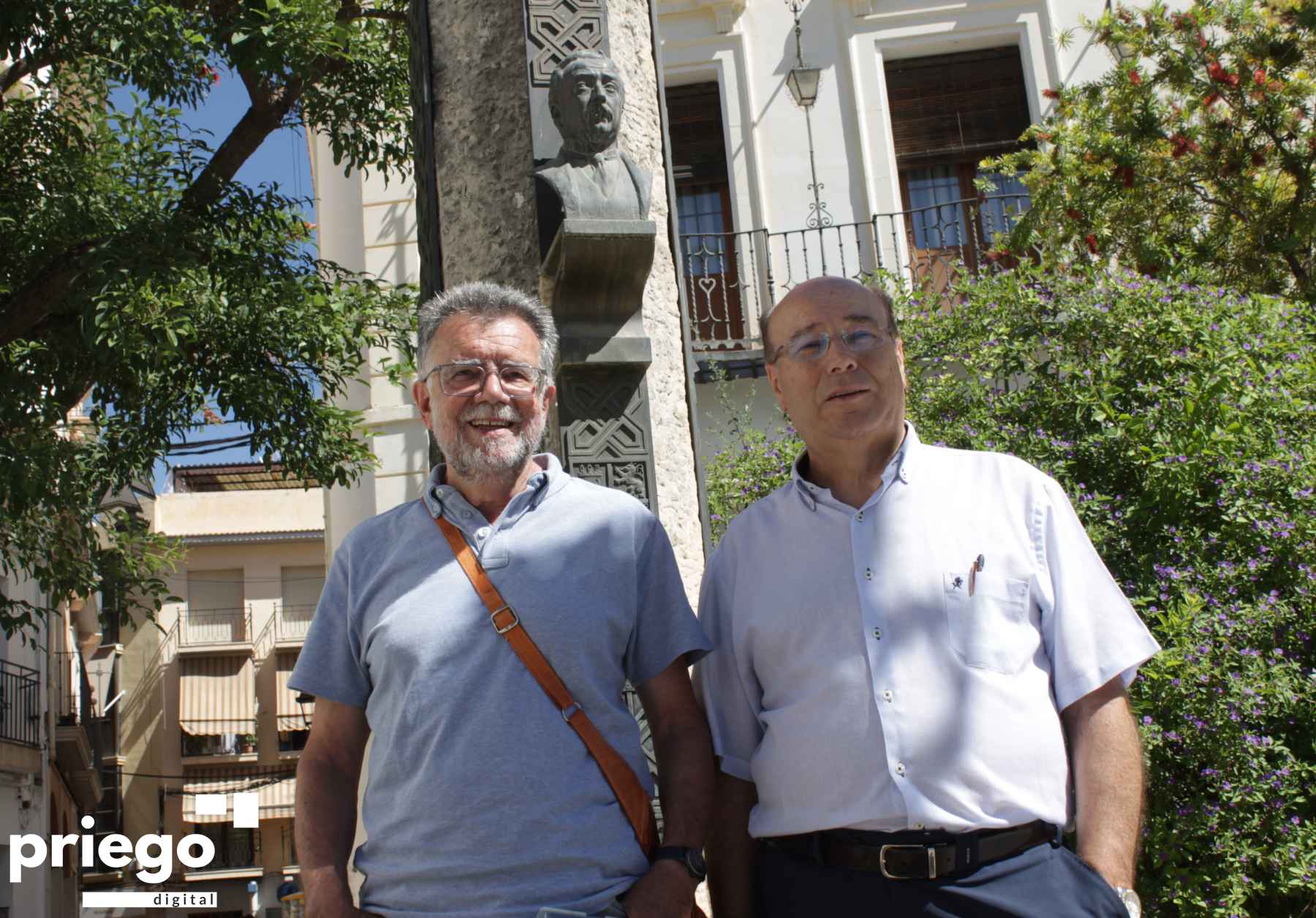 José Luis Casas y Francisco Durán ante el monumento dedicado a Niceto Alcalá-Zamora en la plaza de la Constitución.