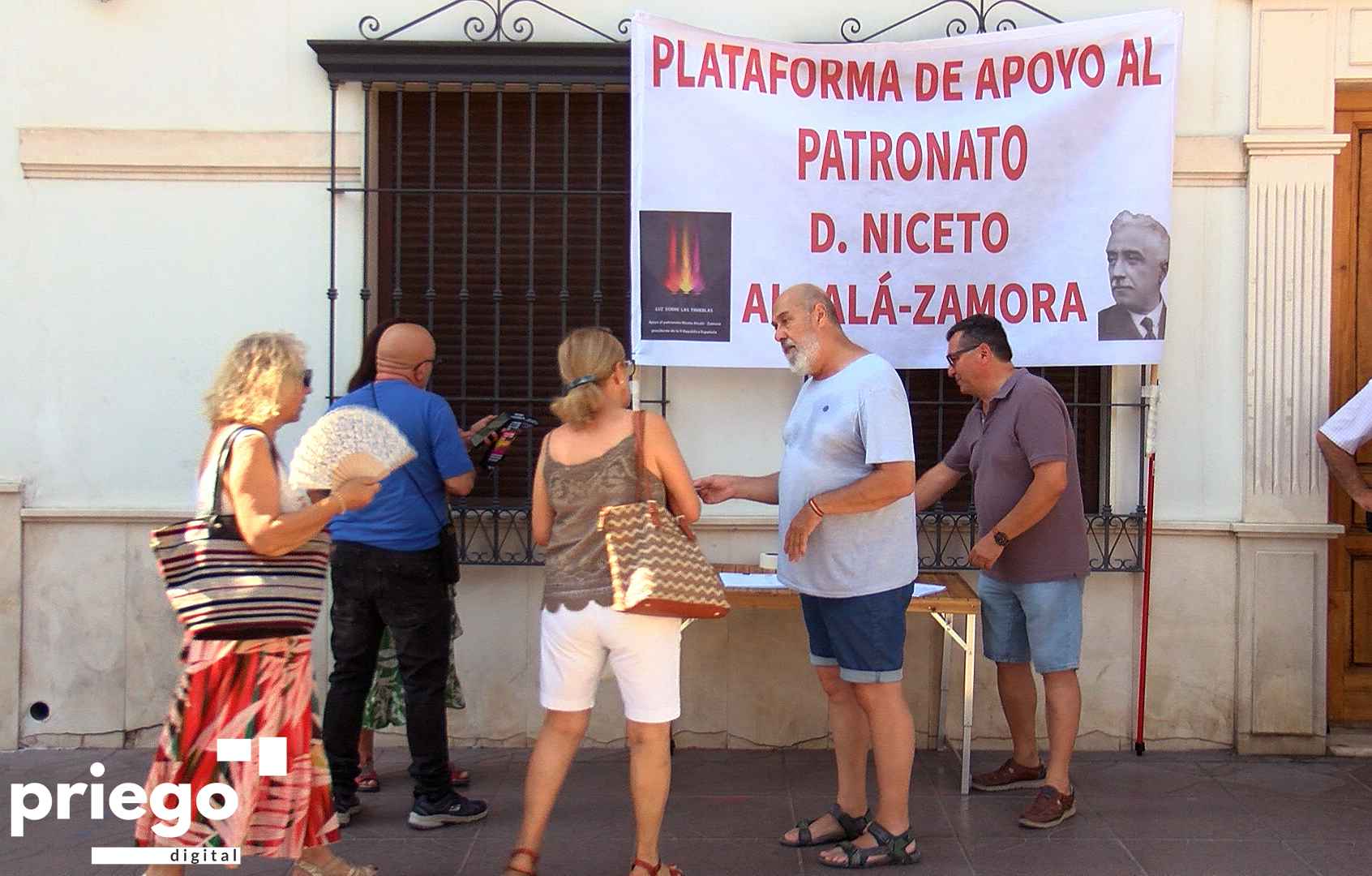 Mesa informativa instalada hoy viernes en la Carrera de las Monjas.