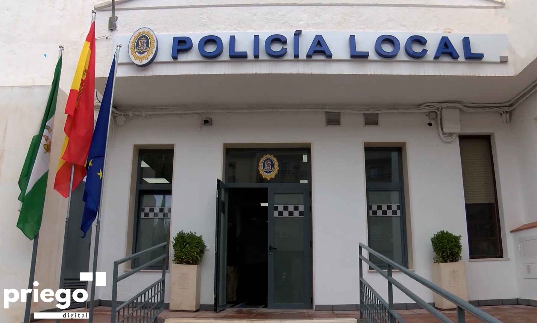 Acceso de la comisaría de la Policía Local de Priego.