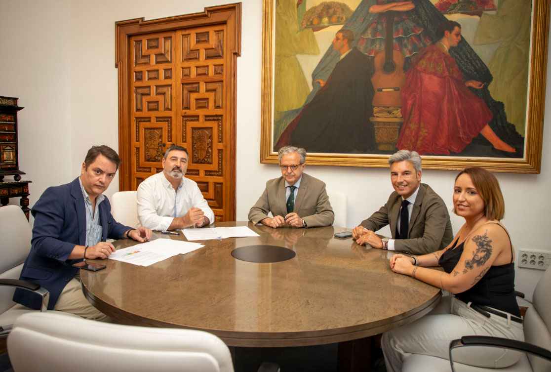 Participantes en la firma del acuerdo de colaboración.