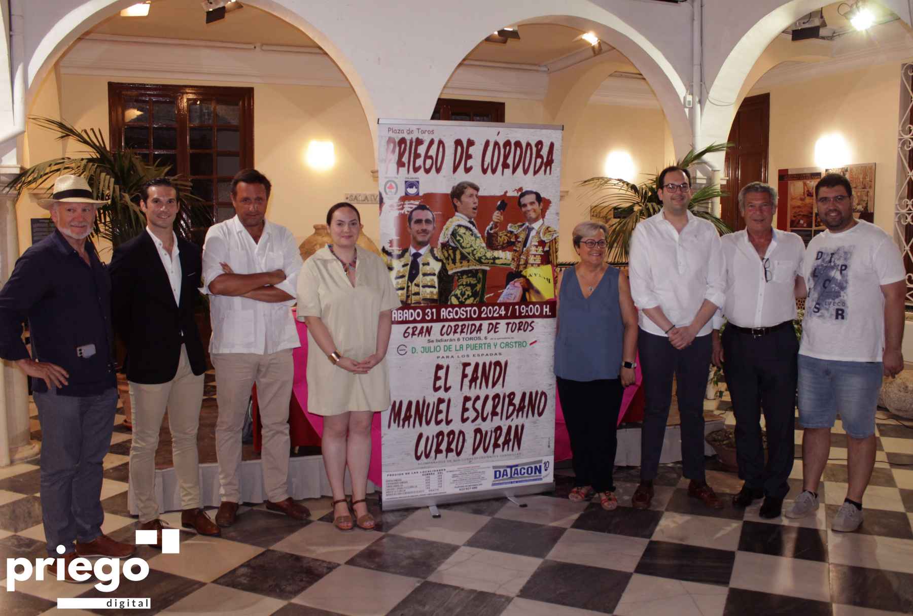 Autoridades, empresarios y el matador Curro Durán, ayer tras el acto de presentación.