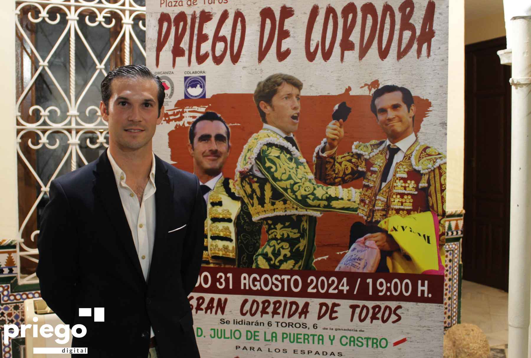 El matador de toros utrerano Curro Durán, junto al cartel del próximo 31 de agosto.