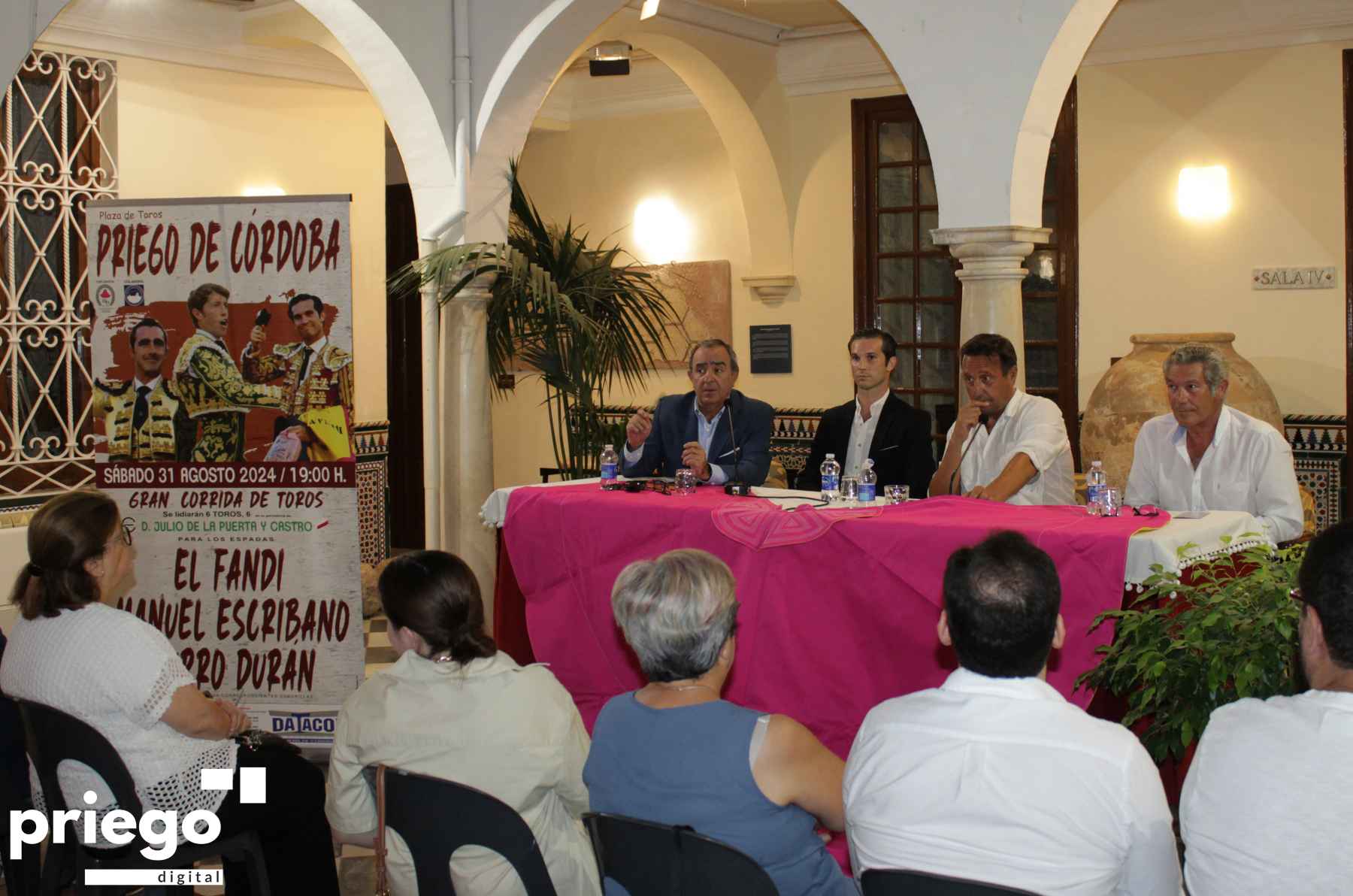 Instantánea de la presentación celebrada ayer en el centro cultural Lozano Sidro.