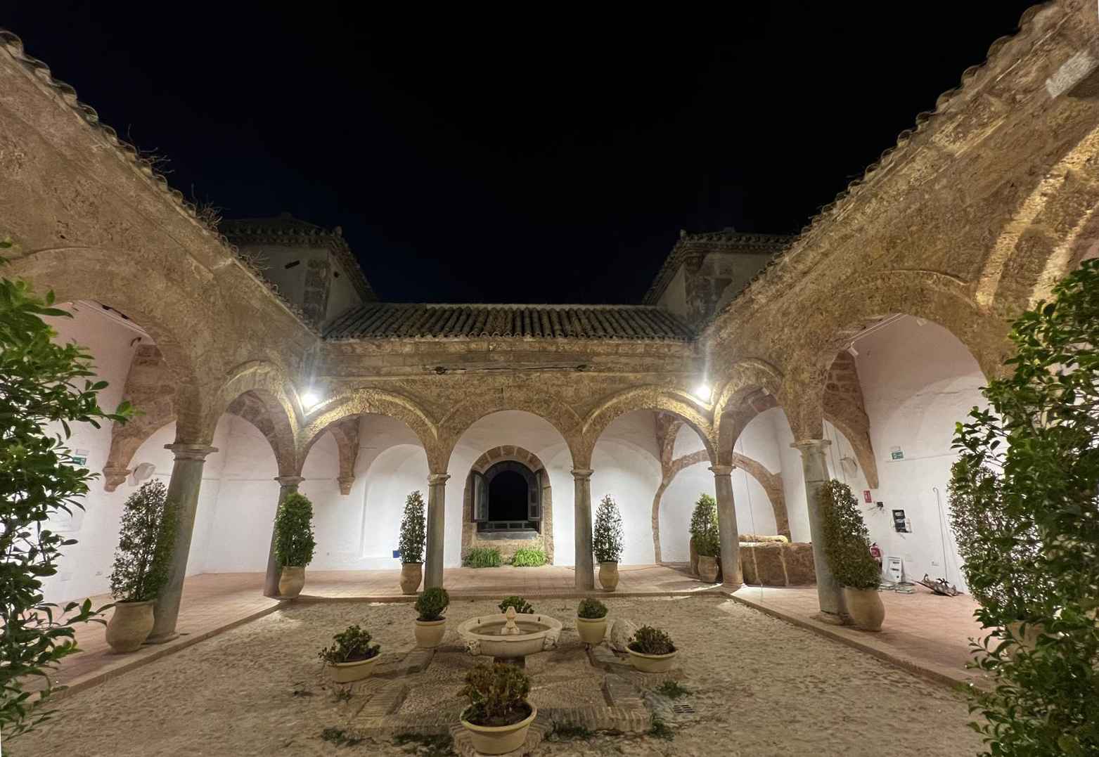 Panorámica del patio porticado interior de Carnicerías Reales.