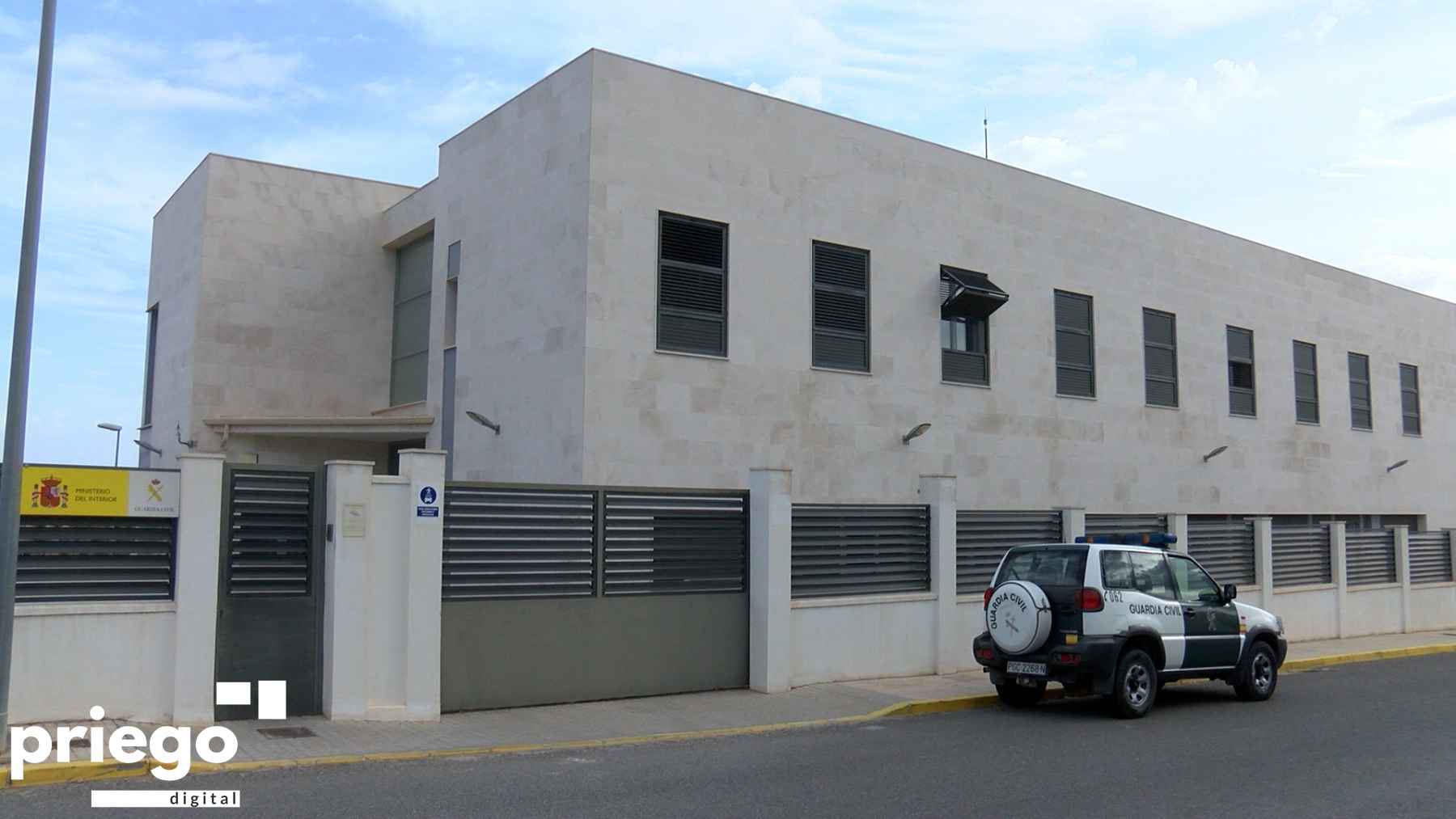 Exterior del cuartel de la Guardia Civil de Priego.