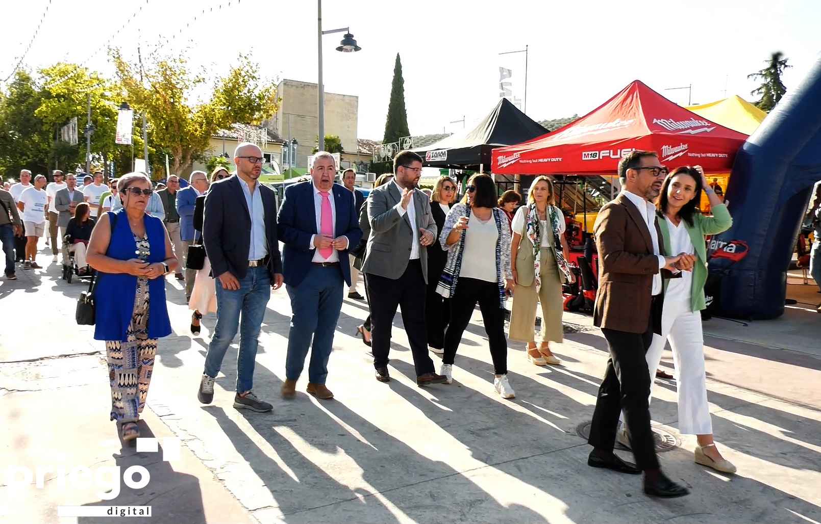 Autoridades durante la visita a la zona expositiva.