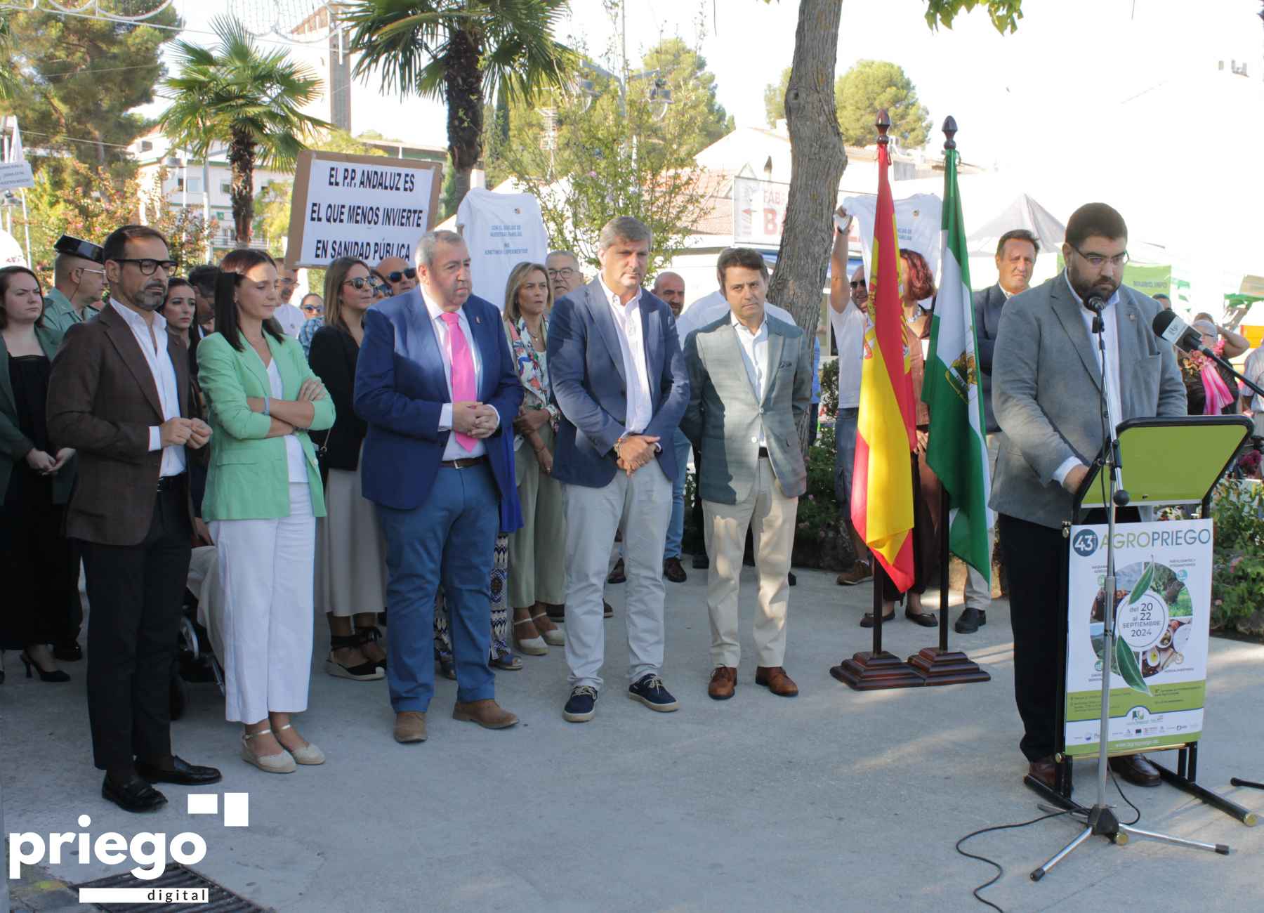 Manifestantes tras las autoridades que tomaron parte en la inauguración.