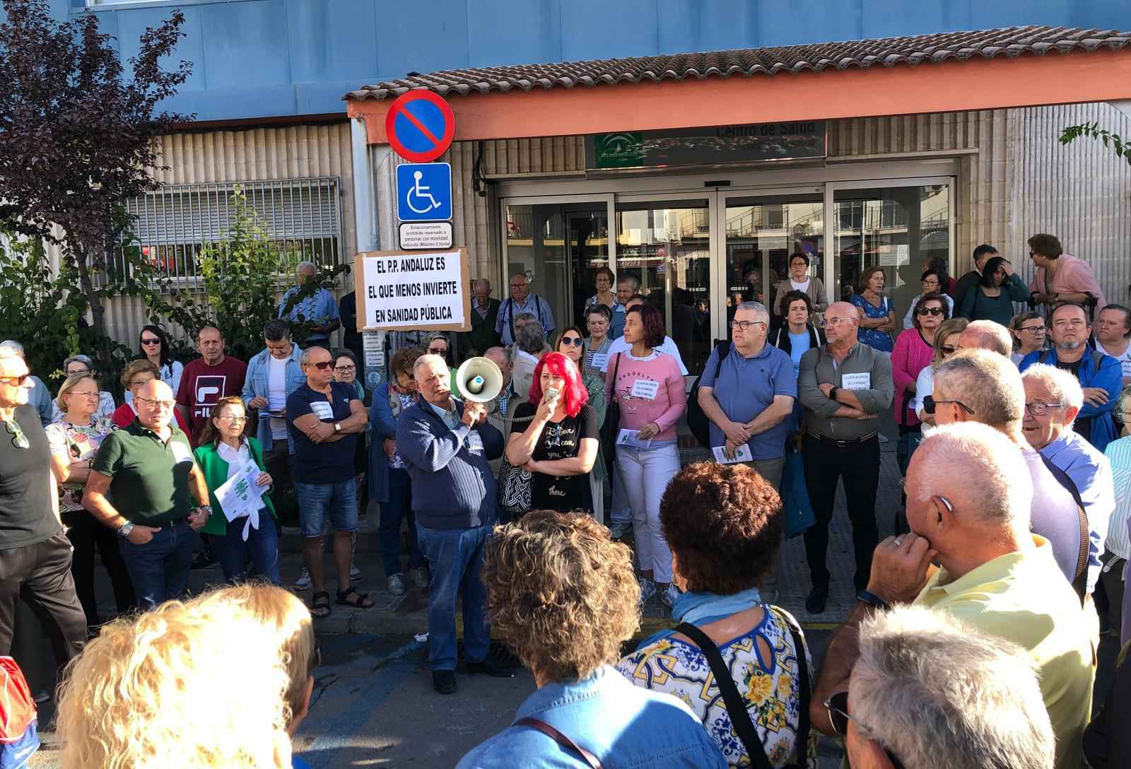 Participantes en la concentración celebrada hoy viernes en el acceso principal del Centro de Salud de Priego.