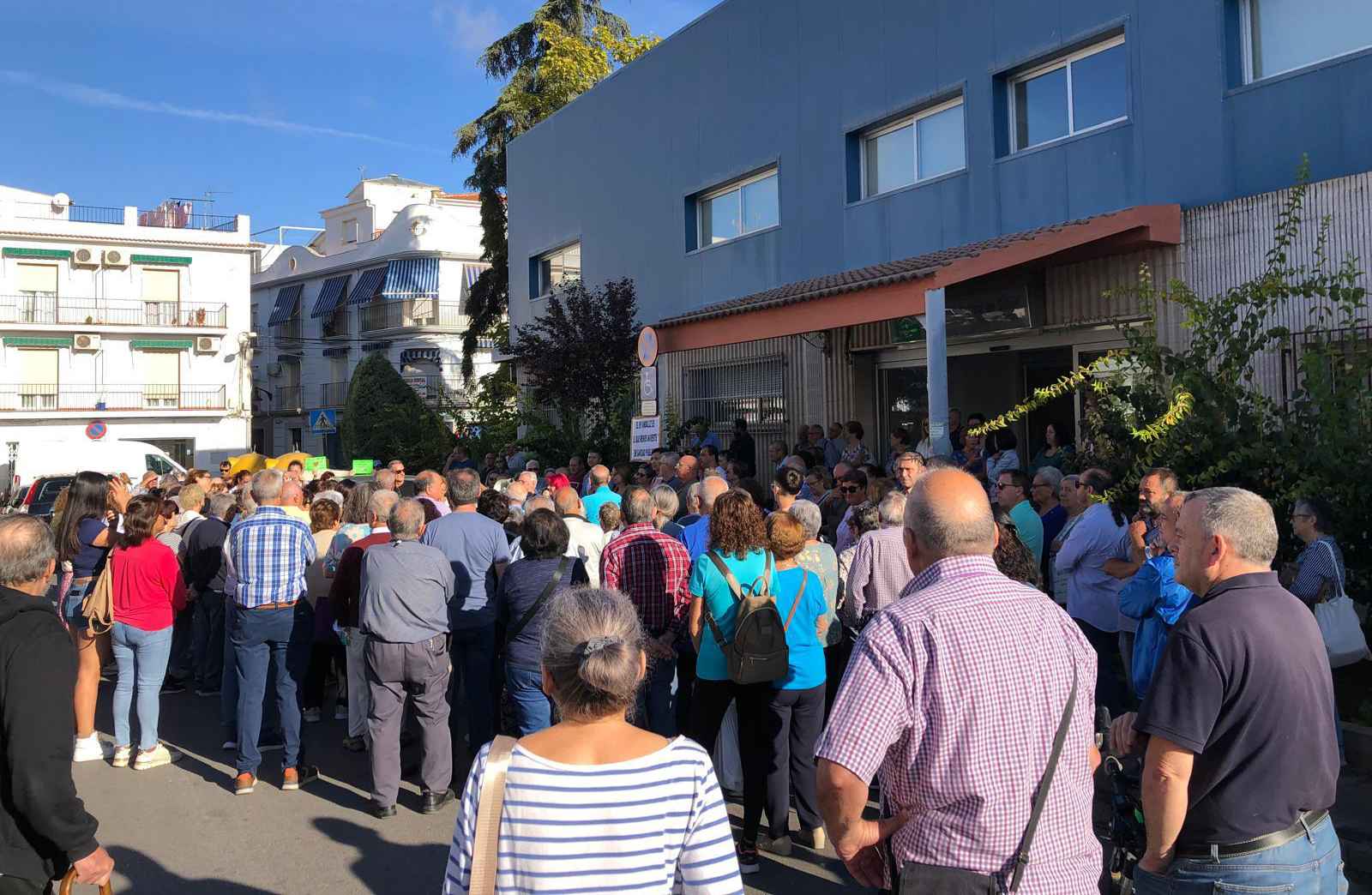 Participantes en la concentración celebrada hoy viernes en el acceso principal del Centro de Salud de Priego.