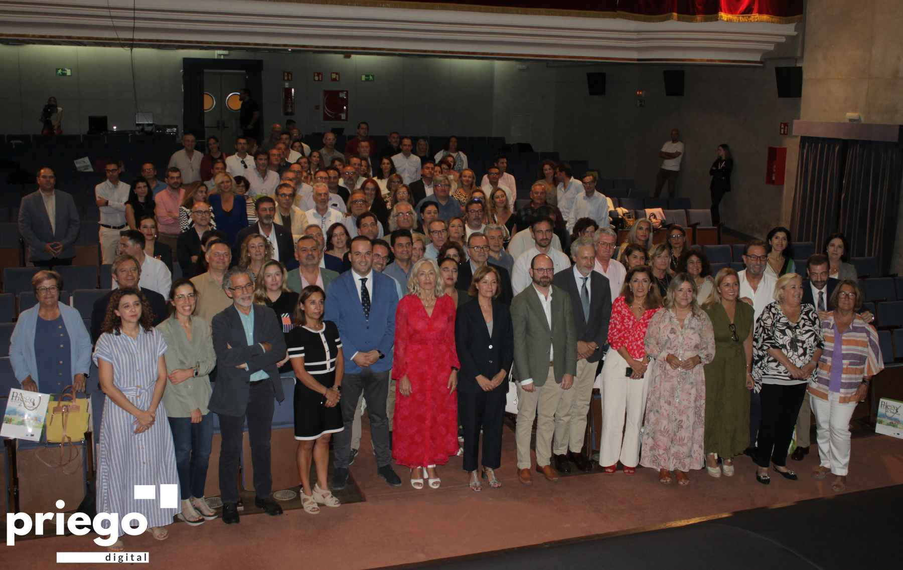 Hernández, en el centro, junto a los participantes en la jornada celebrada en Priego.