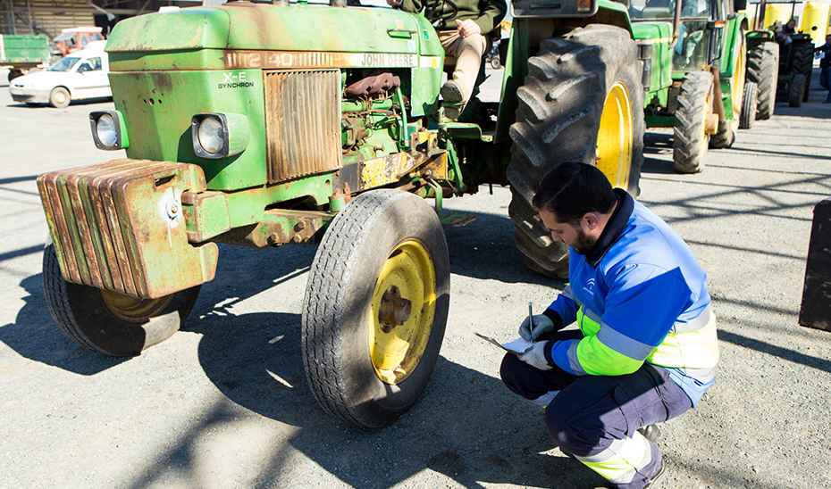 Inspección de un vehículo agrícola.