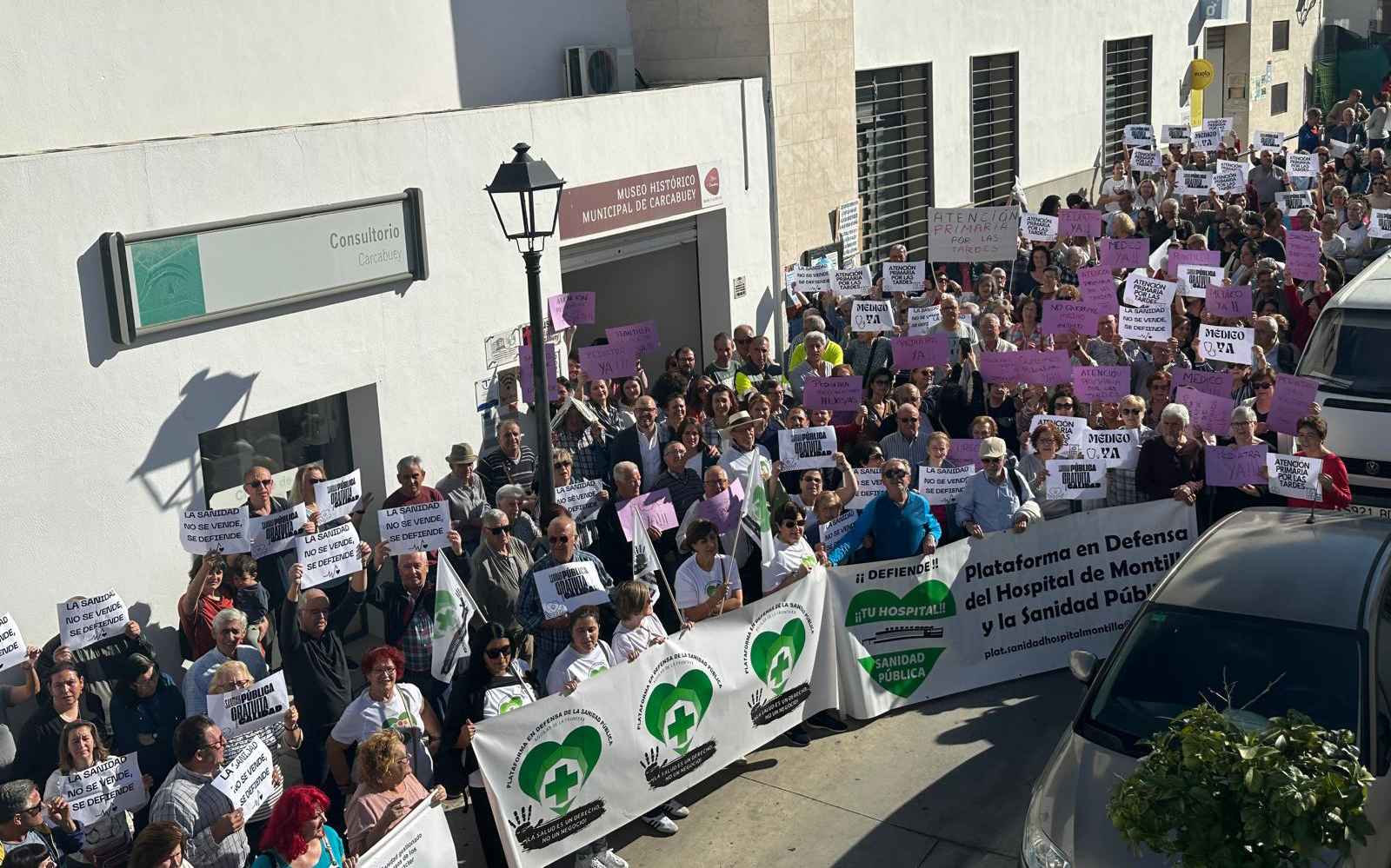 Concentración celebrada esta mañana en el exterior del consultorio médico.