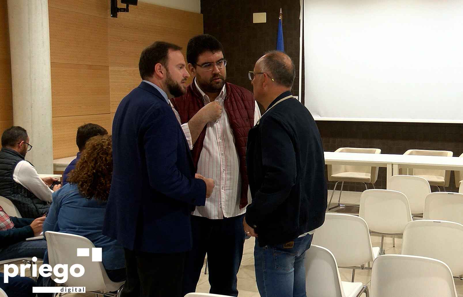 López y Guzmán con uno de los empresarios que asistieron al encuentro.