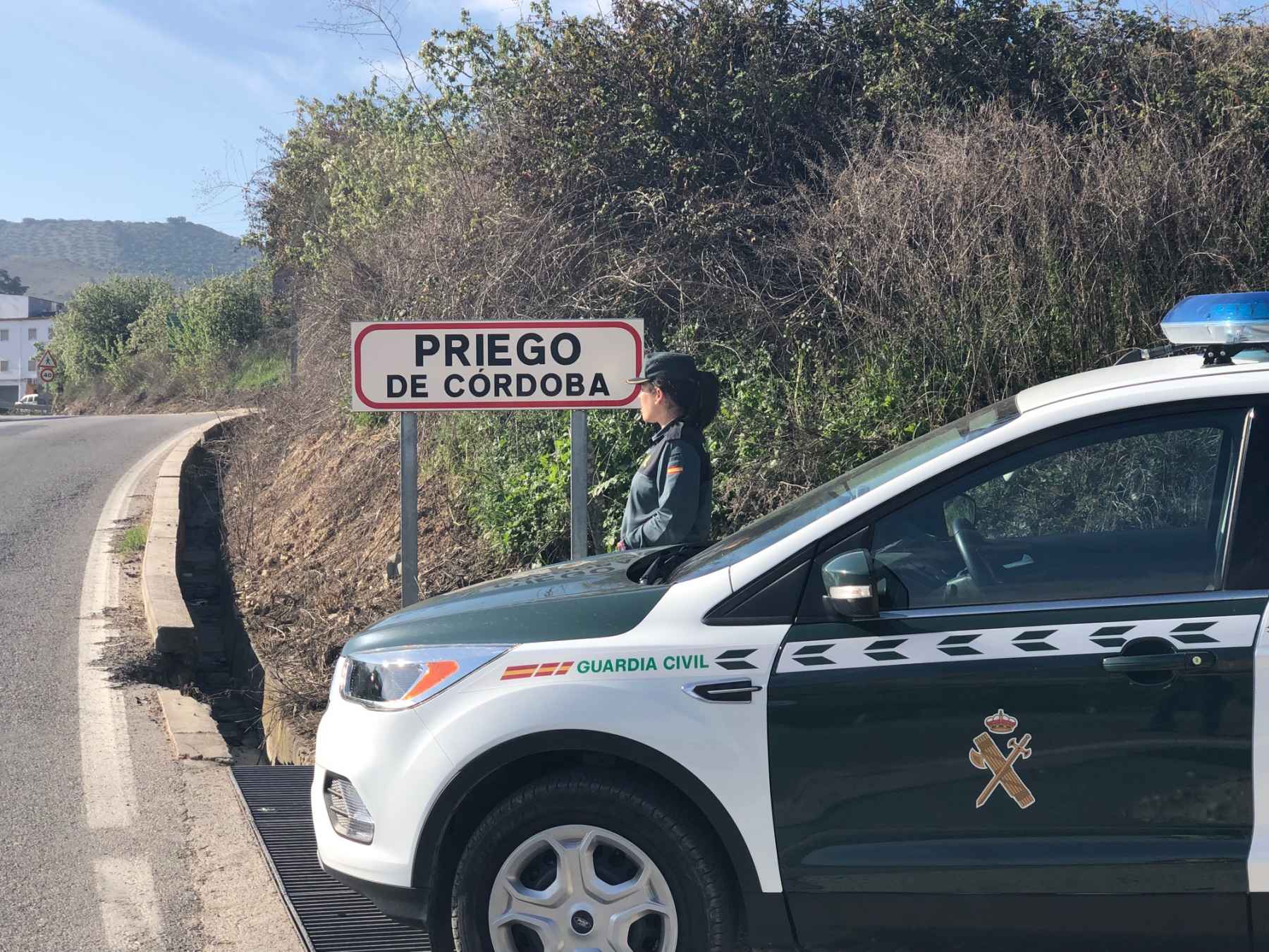 Agente de la Guardia Civil en uno de los accesos a Priego.