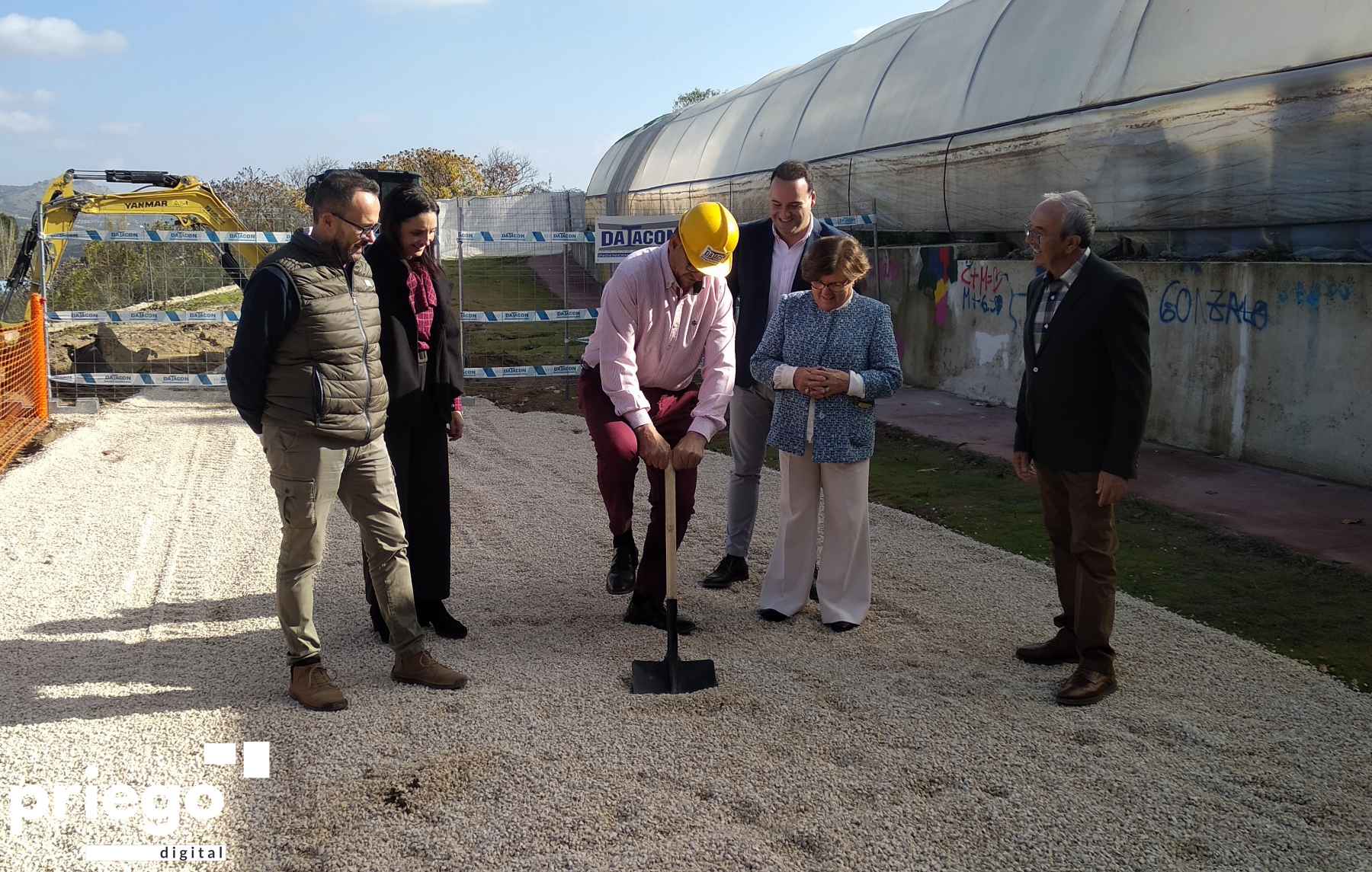 Colocación de la primera piedra en los terrenos en los que se ubicará el nuevo edificio.