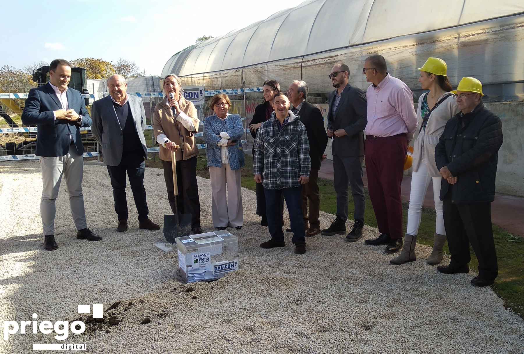 Colocación de la primera piedra en los terrenos en los que se ubicará el nuevo edificio.