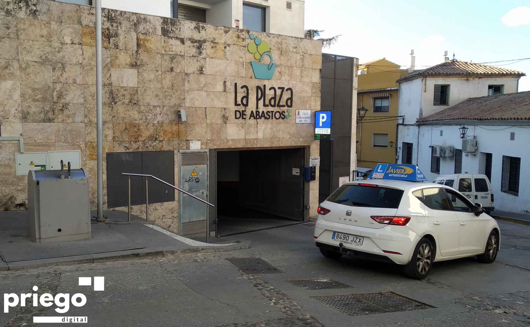 Acceso al parking de la Plaza de Abastos.