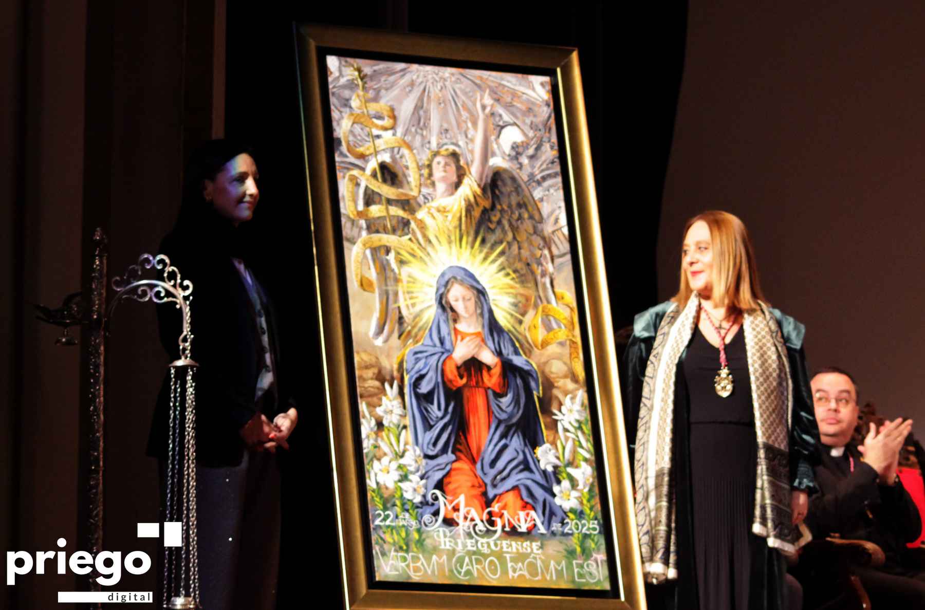 Marta Siles e Inmaculada Alcalá-Zamora con el cartel de la Magna prieguense.