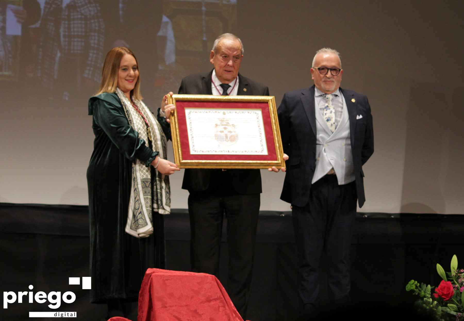 Inmaculada Alcalá-Zamora, José Romero (cofrade ejemplar), y Rafael Calvo.