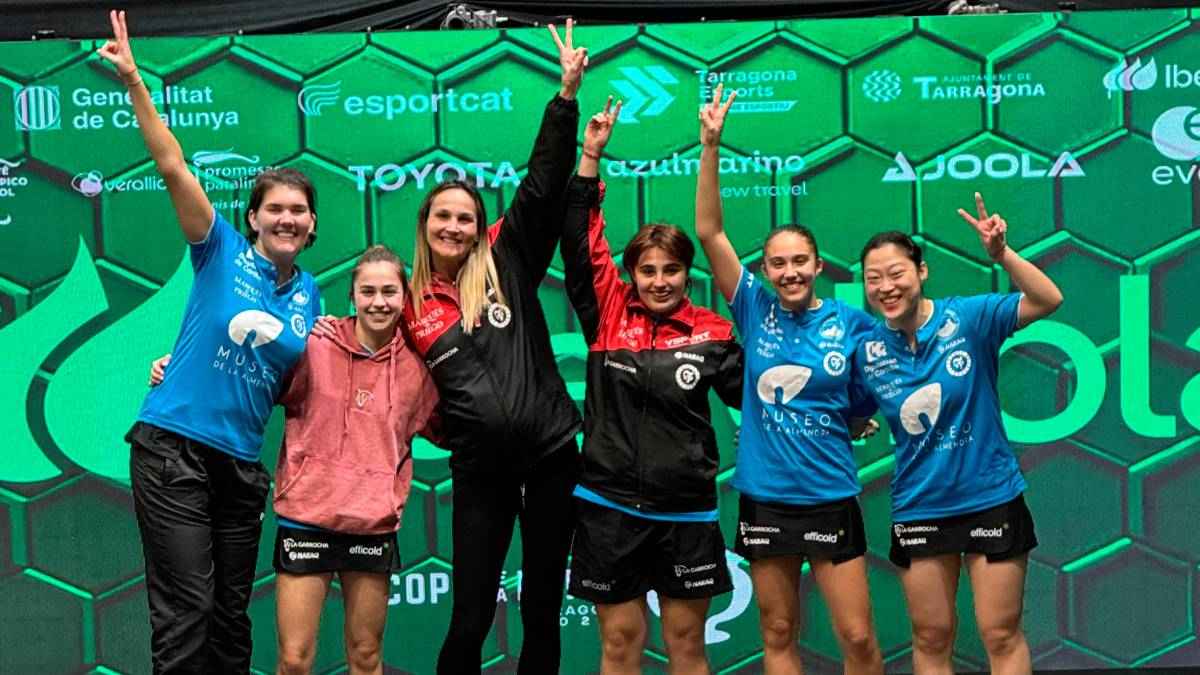 Celebración del equipo femenino.