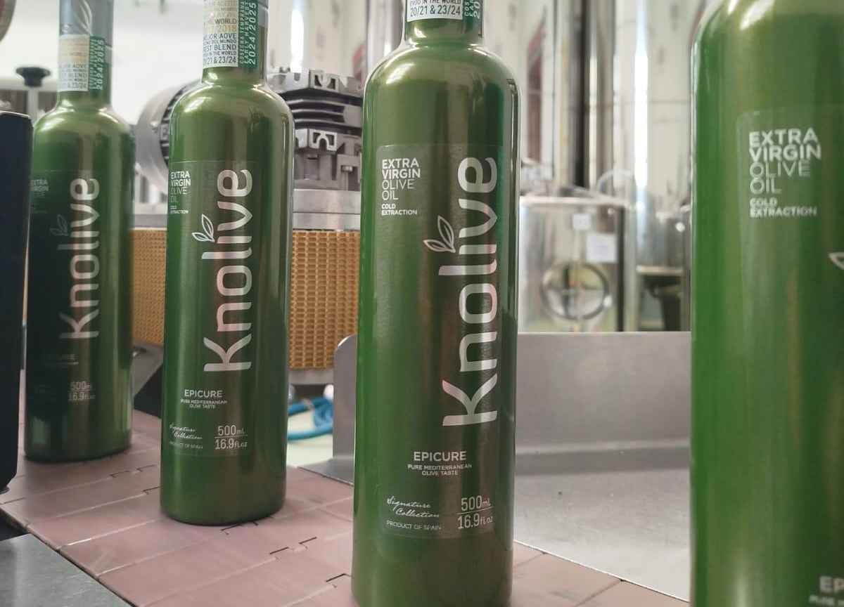 Botellas de Knolive Epicure en la zona de envasado.