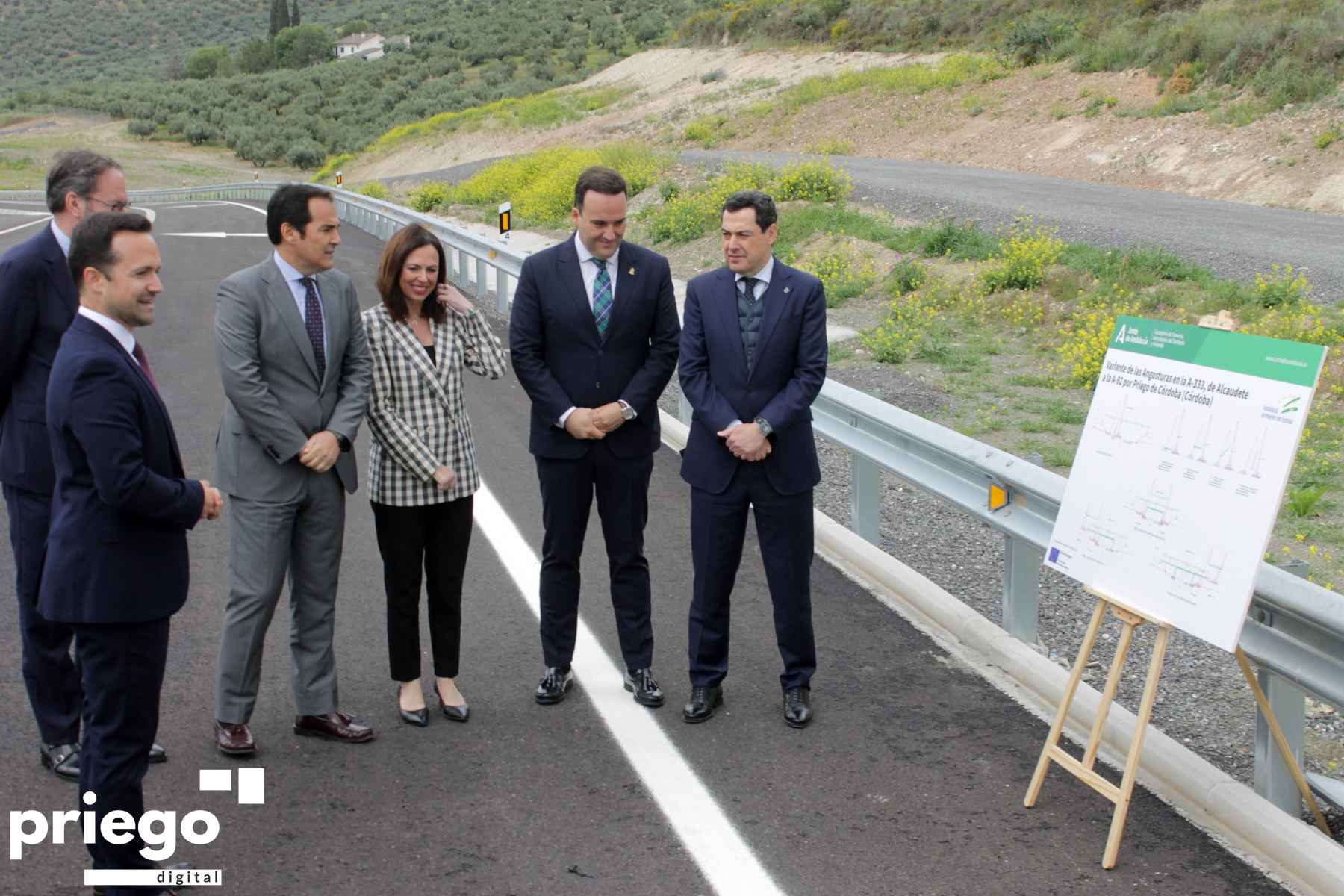 Autoridades junto a los paneles explicativos de la actuación