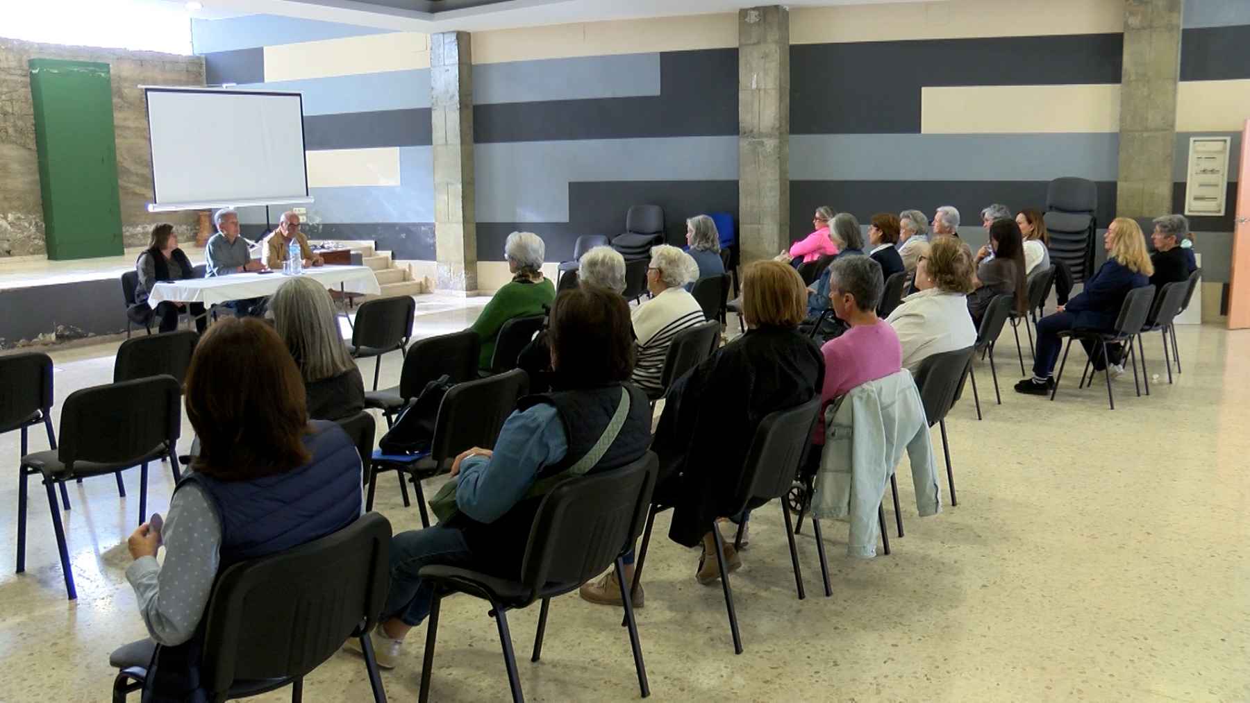 Reunión celebrada ayer en los salones de la parroquia de la Trinidad.