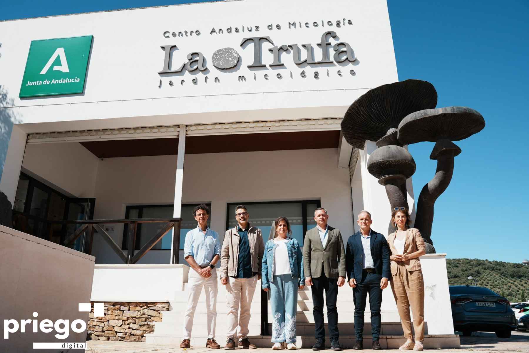 Catalina García en el acceso al jardín micológico La Trufa