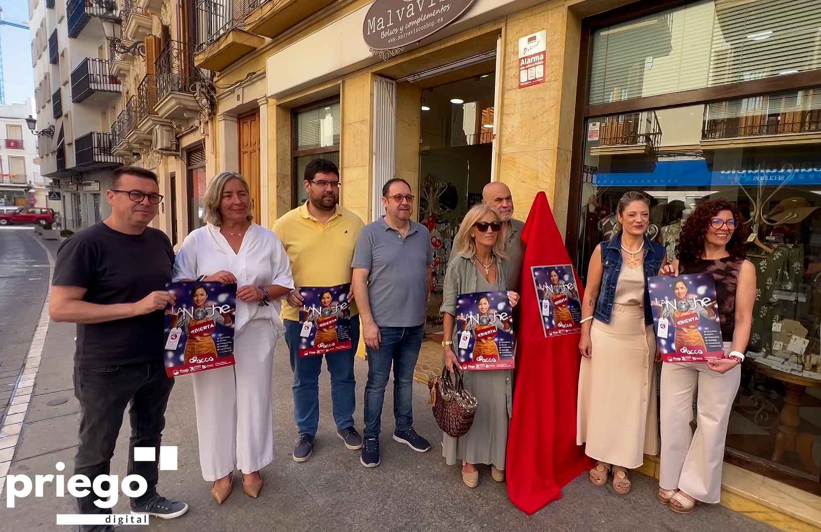 Asistentes a la presentación celebrada hoy miércoles en la calle Ribera.